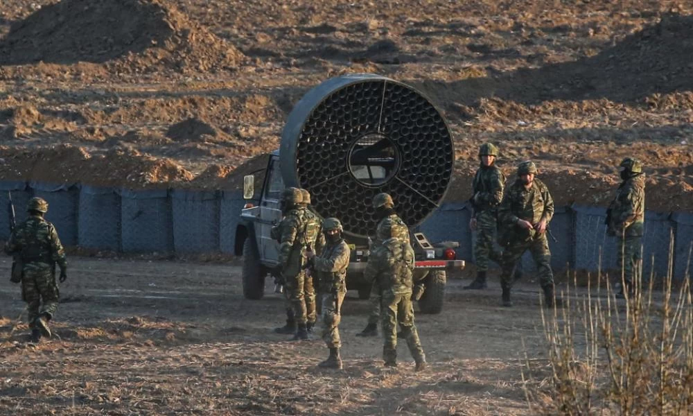Eπίδειξη δύναμης των ΕΔ στον Έβρο: Τοποθέτησαν ''έξυπνο'' μηχάνημα στον φράχτη - Στέλνουν ενισχύσεις οι Γάλλοι